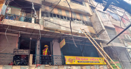 চকবাজারে মুনসুর খান প্লাজায় আগুন; নিয়ন্ত্রণে ফায়ার সার্ভিসের ১০ ইউনিট 