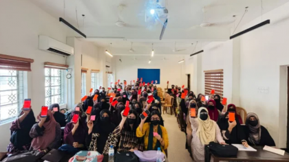 নিকাব ইস্যুতে ঢাবির শিক্ষক তাসনিমের বিরুদ্ধে লাল কার্ড দেখালেন শিক্ষার্থীরা