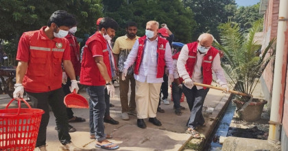 ডেঙ্গু প্রতিরোধে রাজবাড়ীর পাংশা স্বাস্থ্য কমপ্লেক্সে রেড ক্রিসেন্টের পরিচ্ছন্নতা অভিযান