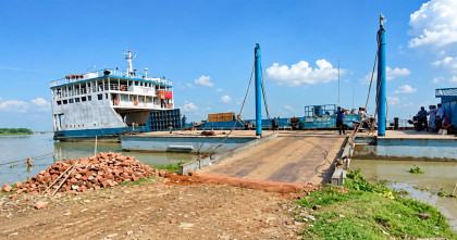 নাব্যতা সংকটে বন্ধ রাজবাড়ীর ধাওয়াপাড়া-নাজিরগঞ্জ রুটে ফেরি চলাচল