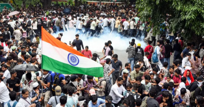 পতাকা হাতে তালাবদ্ধ দিল্লির যন্তর মন্তরে ঢুকে পড়লো ককোরোচ পার্টি  