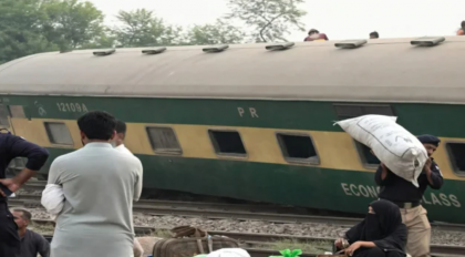 পাকিস্তানে ট্রেনের ১৪ বগি লাইনচ্যুত, নিহত ৬ আহত ৩০