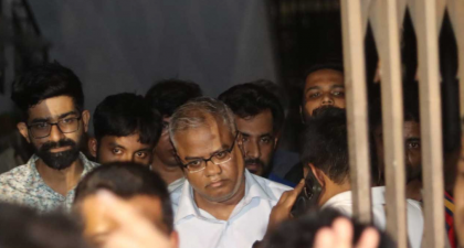 ৩০ ঘণ্টা অবরুদ্ধ থাকার পর ক্যাম্পাস ছাড়লেন চুয়েট উপাচার্য