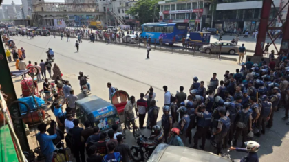 উত্তরায় বেতন বৃদ্ধির দাবিতে শ্রমিকদের অবরোধ, যান চলাচল বন্ধ