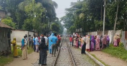 বগুড়ায় ট্রেনের ধাক্কায় নারীর মৃত্যু, উদ্ধারের আগেই এলো আরেক ট্রেন