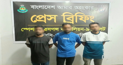 ব্রাহ্মণবাড়িয়ায় সিএনজিতে মিলল ৪৫ বোতল বিদেশি মদ, গ্রেপ্তার তিন