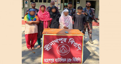 মহেশপুর সীমান্তে অবৈধভাবে ভারতে যাওয়ার সময় দালালসহ চার নারী আটক