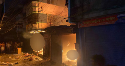টঙ্গীতে ভয়াবহ আগুন: সরু সড়কের কারণে বেগ পেতে হলো ফায়ার সার্ভিসকে