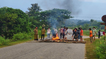 তিন দফা দাবিতে রাঙামাটি-খাগড়াছড়িতে অবরোধ চলছে