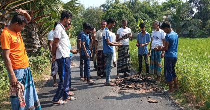 জয়পুরহাটে সড়কের বেহাল দশা, হাত দিয়ে টান দিলেই উঠে আসছে রাস্তার পিচ 