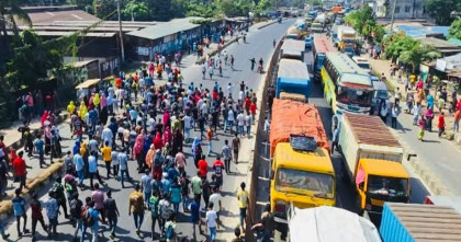 বেতন-বোনাস বৃদ্ধির দাবিতে গাজীপুরে মহাসড়ক অবরোধ, কারখানায় ভাঙচুর