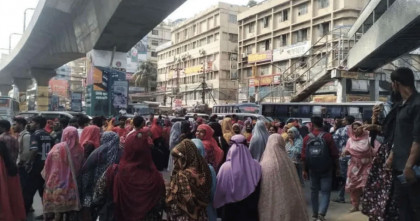 ন্যূনতম ৩০ হাজার টাকা বেতনের দাবিতে মিরপুর-১০ অবরোধ