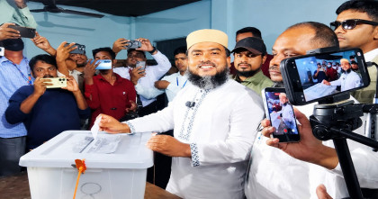 ঠাকুরগাঁও-১ আসনে ভোট দিলেন জামায়াত প্রার্থী দেলাওয়ার হোসেন